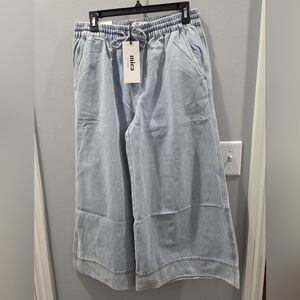 NWT Mica Wideleg Capri - Large